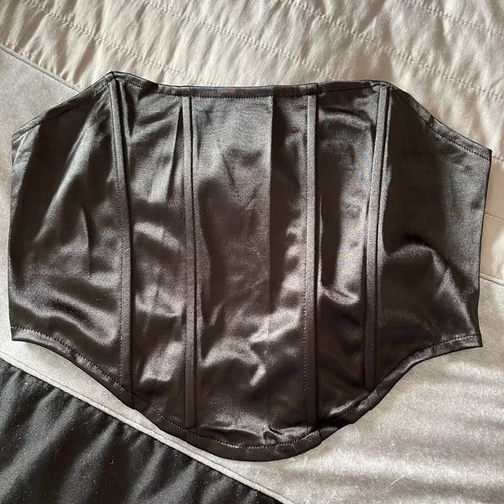 Black satin bone corset top ❤️🌹 - Picture 5 of 6